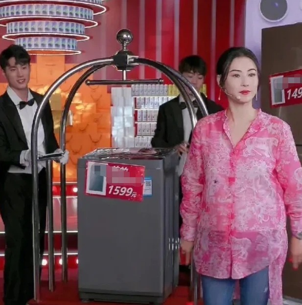 Cái bụng lùm lùm của Trương Bá Chi trong một buổi phát sóng trực tiếp. Cái bụng lùm lùm của Trương Bá Chi trong một buổi phát sóng trực tiếp.