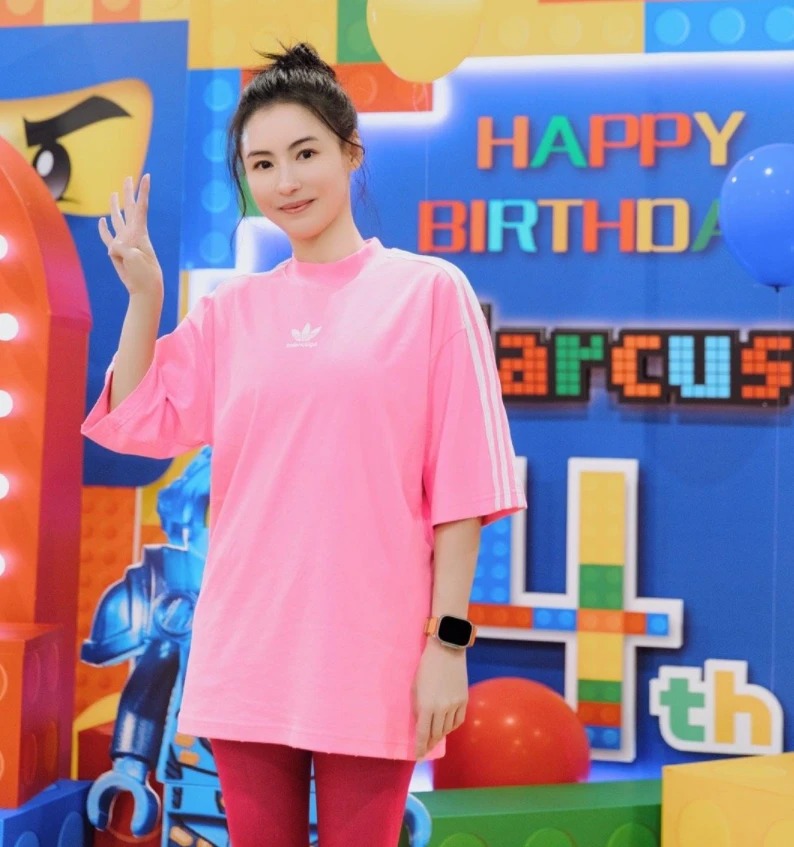 Trương Bá Chi mặc đồ rộng khiến nhiều người đồn đoán cô mang bầu. Trương Bá Chi mặc đồ rộng khiến nhiều người đồn đoán cô mang bầu.