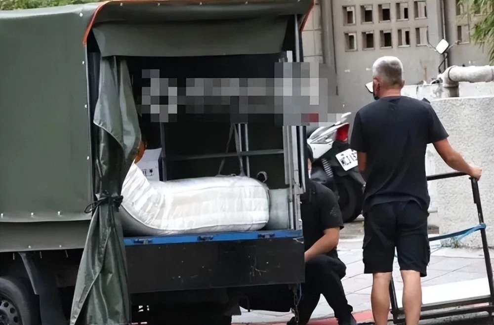 Cận cảnh tấm đệm châm ngòi mâu thuẫn Từ Hy Viên, Uông Tiểu Phi - Ảnh 1 Cận cảnh tấm đệm châm ngòi mâu thuẫn Từ Hy Viên, Uông Tiểu Phi - Ảnh 1