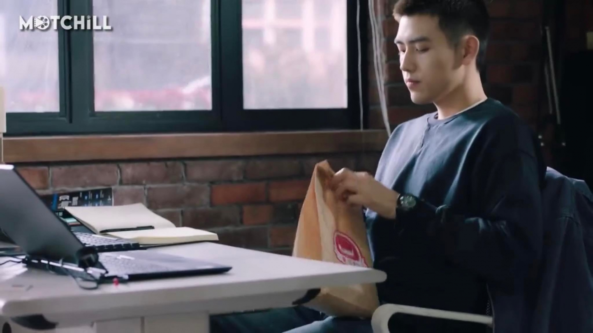 Đến khi người ta vừa ra khỏi cửa đã nhặt tót lên ăn.