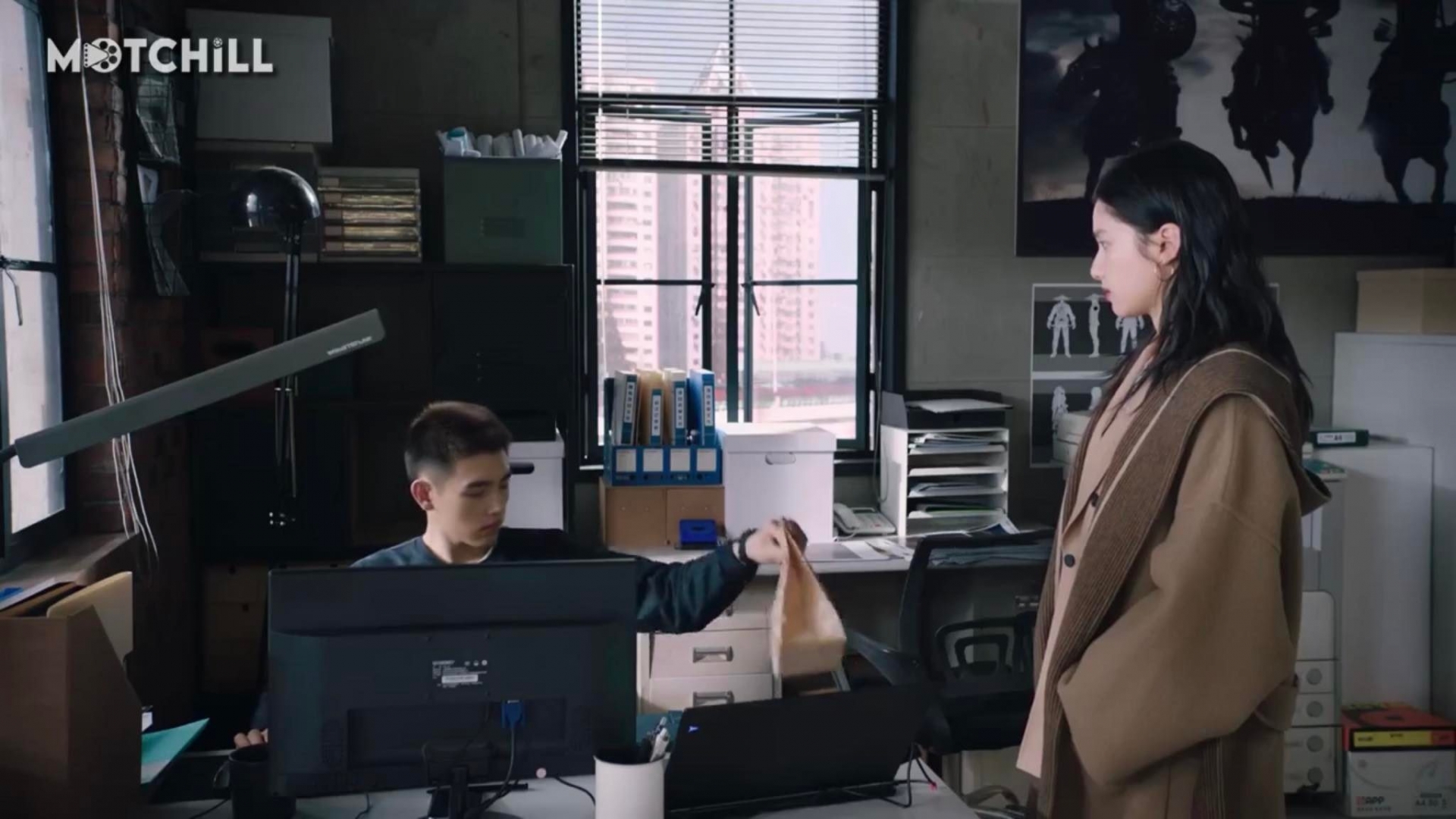 Vứt bánh vào sọt rác, phải chọc tức người ta mới chịu được.