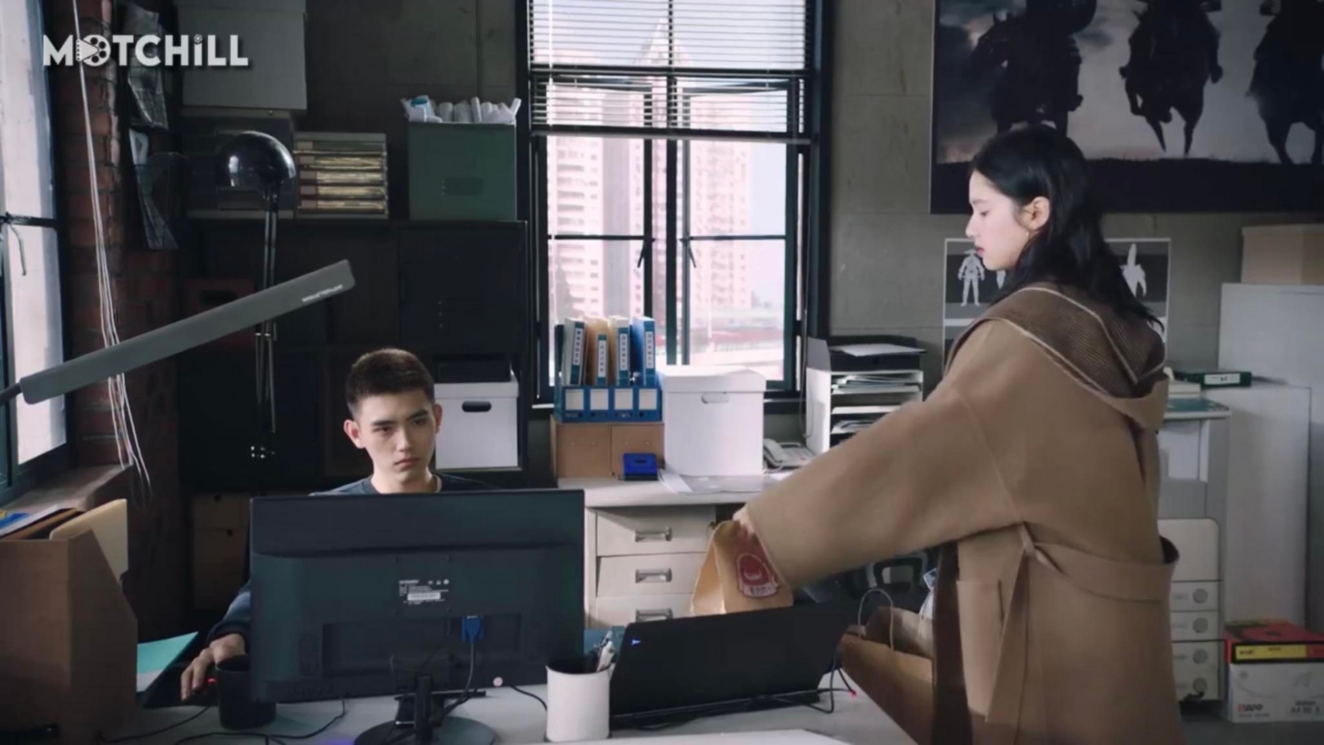 Được crush mua bánh cho nhưng vẫn phải tỏ ra lạnh lùng.