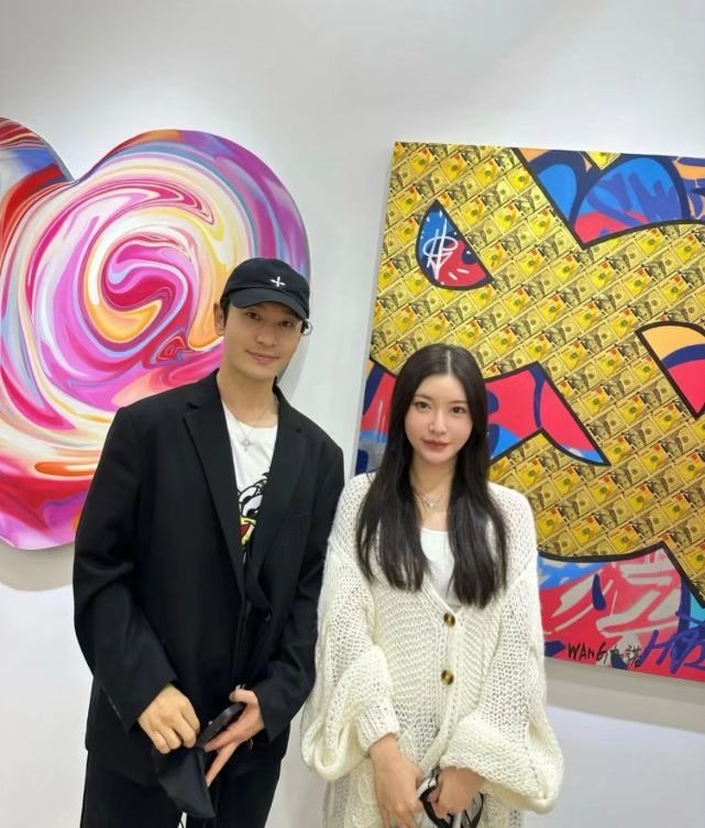 Huỳnh Hiểu Minh chụp ảnh cùng bạn Diệp Kha tại triển lãm ảnh.