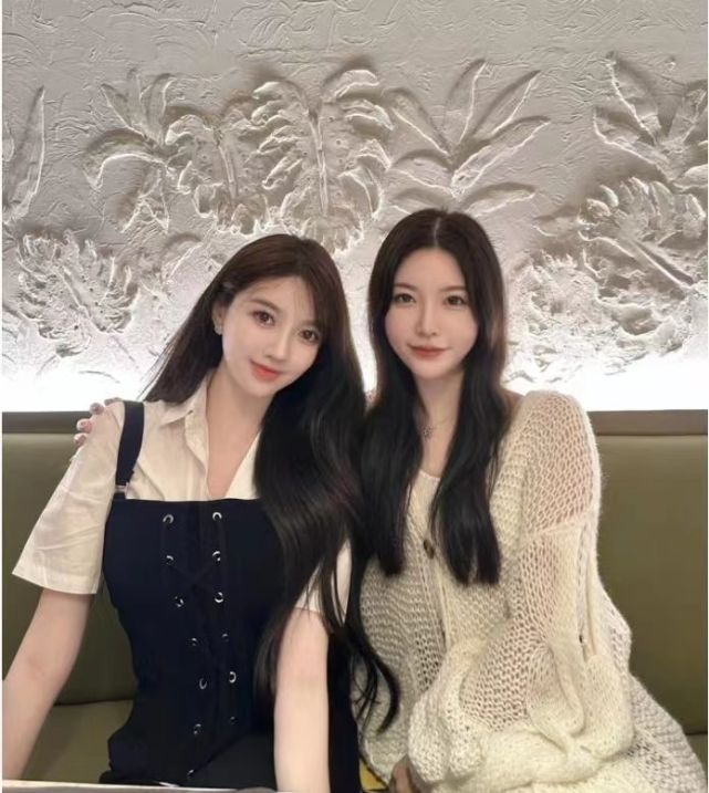 Và đây là bức ảnh tố Huỳnh Hiểu Minh và Diệp Kha đi triển lãm cùng nhau.