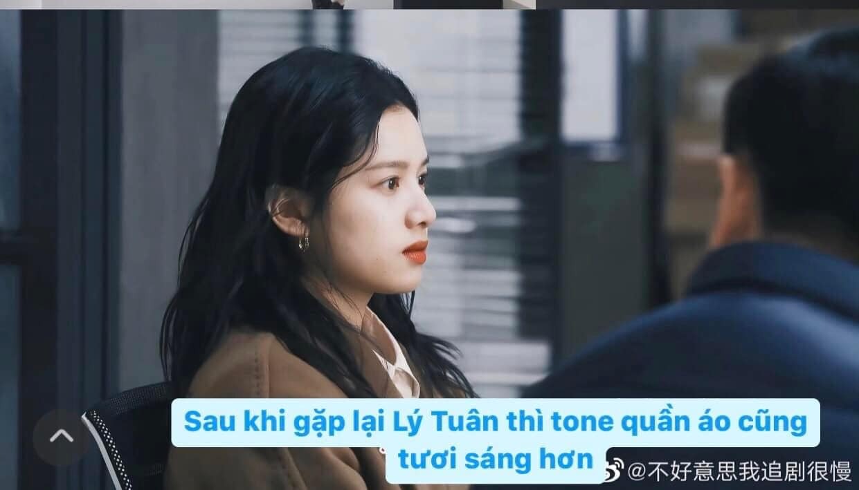 Đến khi gặp lại Lý Tuân, tone quần áo của Chu Vận lại sáng dần trở lại. Phải chăng đây chính là biểu hiện của 'con tim đã vui trở lại?