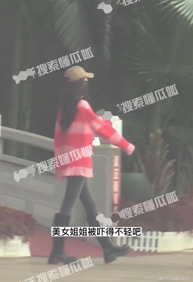 Đôi tay vung vẩy vui mừng của Angela Baby sau khi đã hoàn thành xét nghiệm.