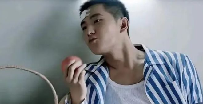 Dương Dương cũng giả vờ cắn táo khi diễn cảnh ăn.