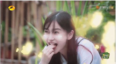 Cô cho bỏng ngô vào miệng sau đó lại bỏ ra.