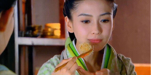 Angela Baby không cắn một miếng nào khi đóng cảnh ăn.