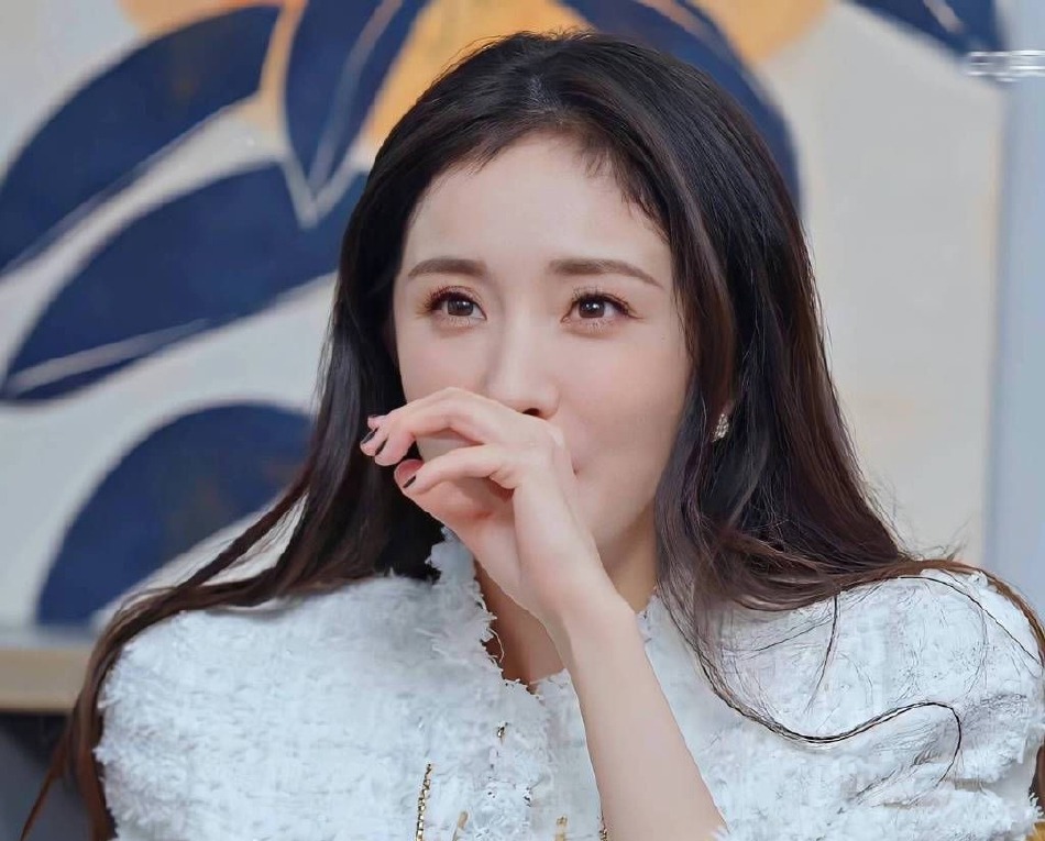 Để tóc mái baby, Dương Mịch trẻ ra cả chục tuổi khiến các fan khen nức nở.