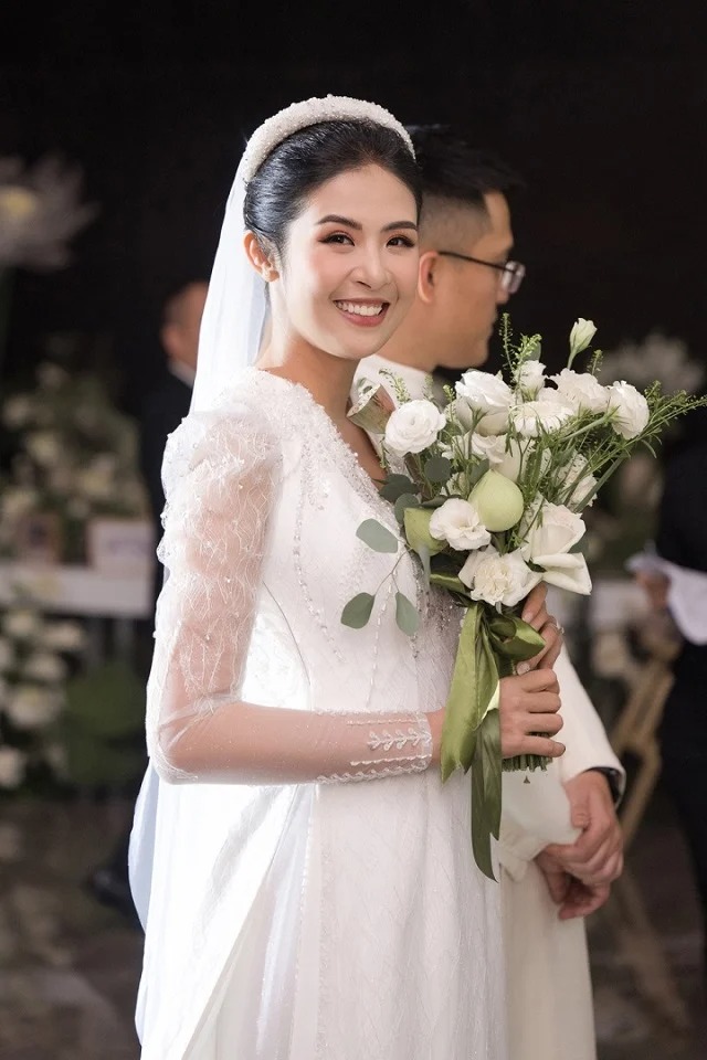 Ngọc Hân diện áo dài cưới do chính tay cô thiết kế. Ngay cả hoa cưới cũng đậm chất Việt Nam.