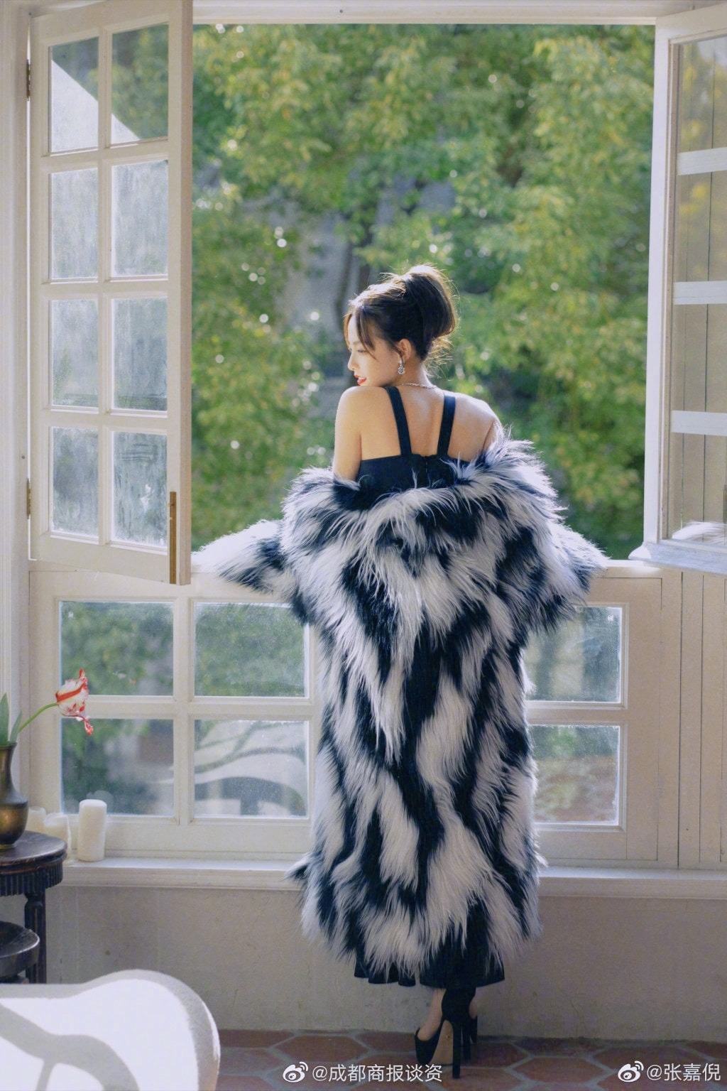 Visual 'cháy khét' và trang phục sang chảnh khiến Trương Gia Nghê tỏa sáng tại sự kiện tối nay.