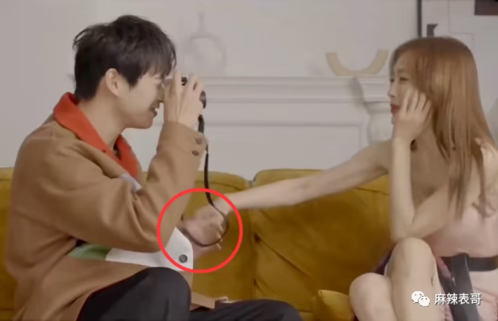 Họ tỏ ra ăn ý khi chụp ảnh cho nhau.