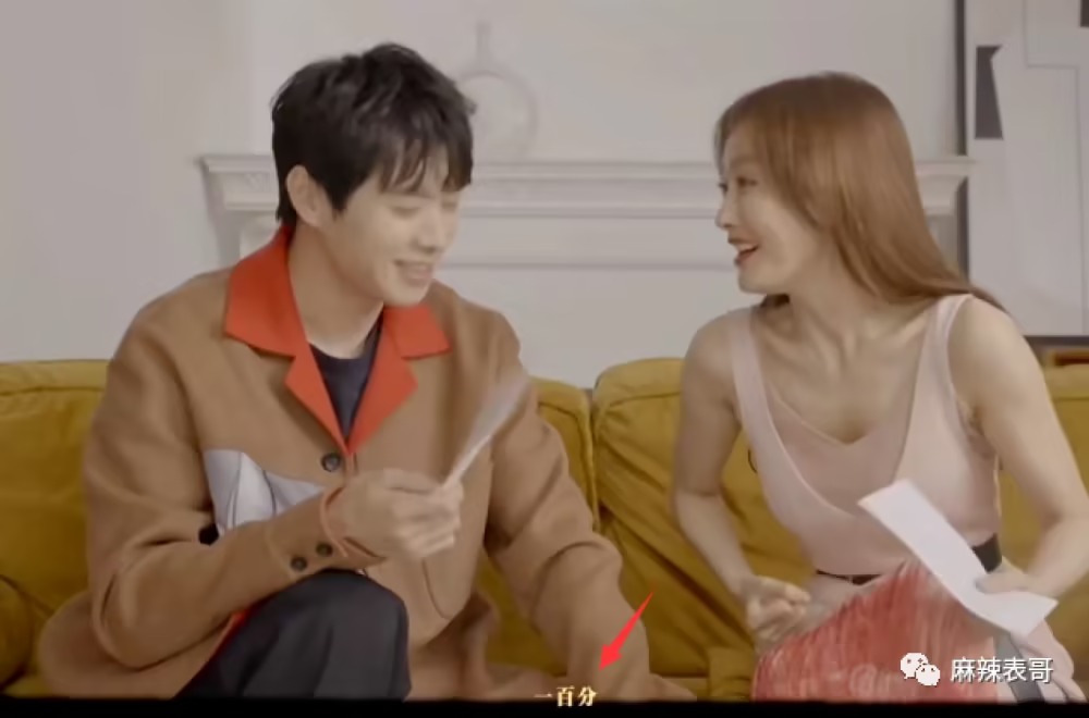 Hai người rất thân thiết, thoải mái khi ở bên nhau.