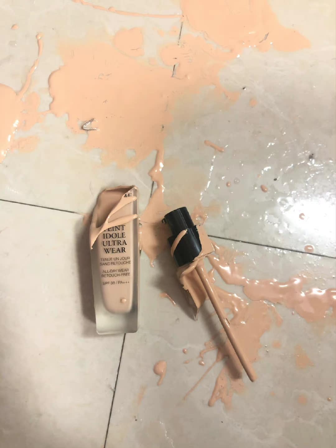 Những người yêu makeup hay không khi nhìn thấy hình ảnh này cũng thấy nhói trong lòng. Đặc biệt, với những cô nàng điệu đà, thích phấn son thì cảnh tượng này như cứa vào trái tim họ.