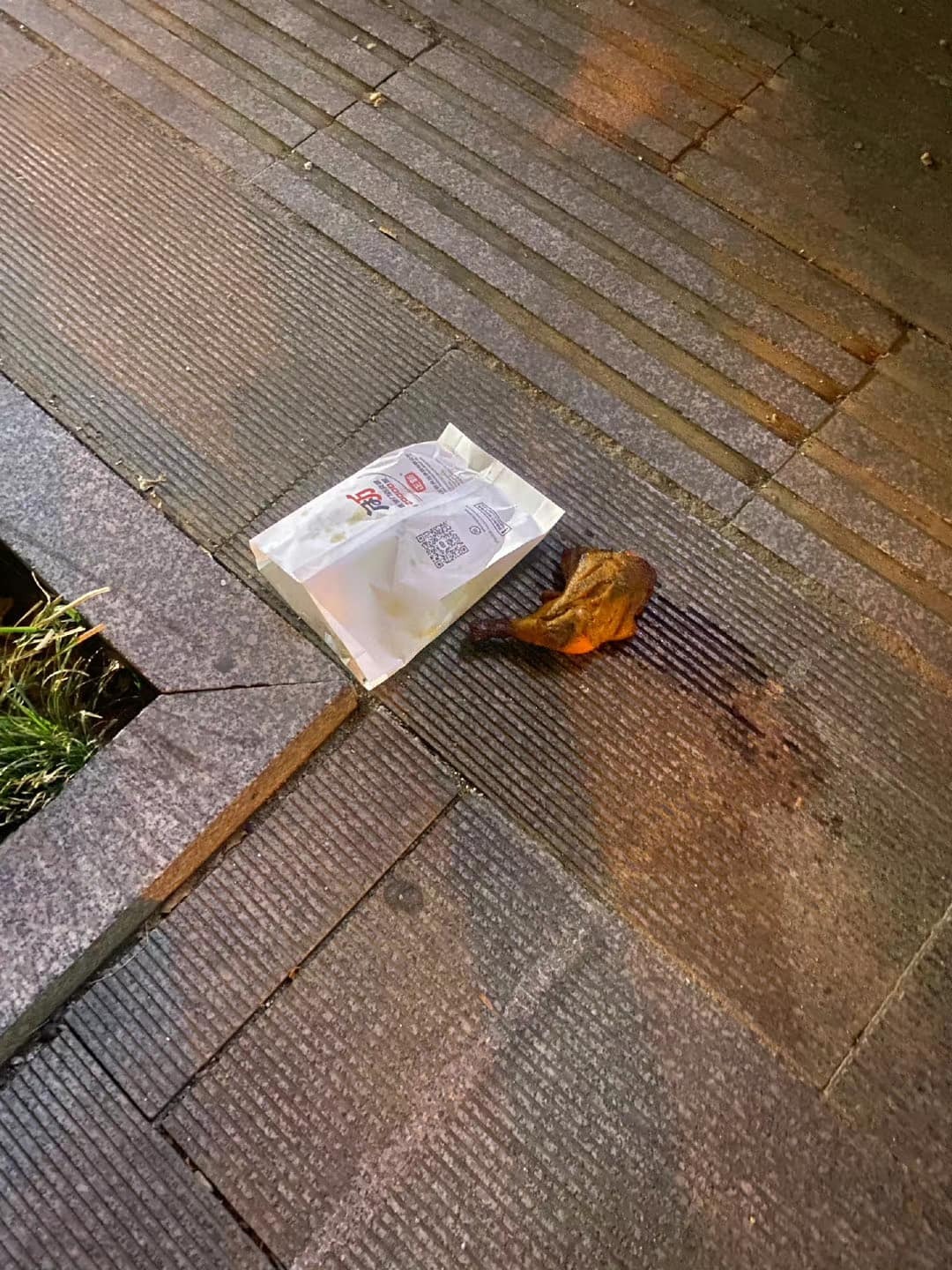 Miếng ăn đến miệng mà còn rơi như thế này thử hỏi có ai không đau lòng? Nhưng một số tâm hồn lạc quan đã kêu gọi mọi người hãy vận dụng 'quy tắc 3 giây' khi thấy đồ ăn rơi.