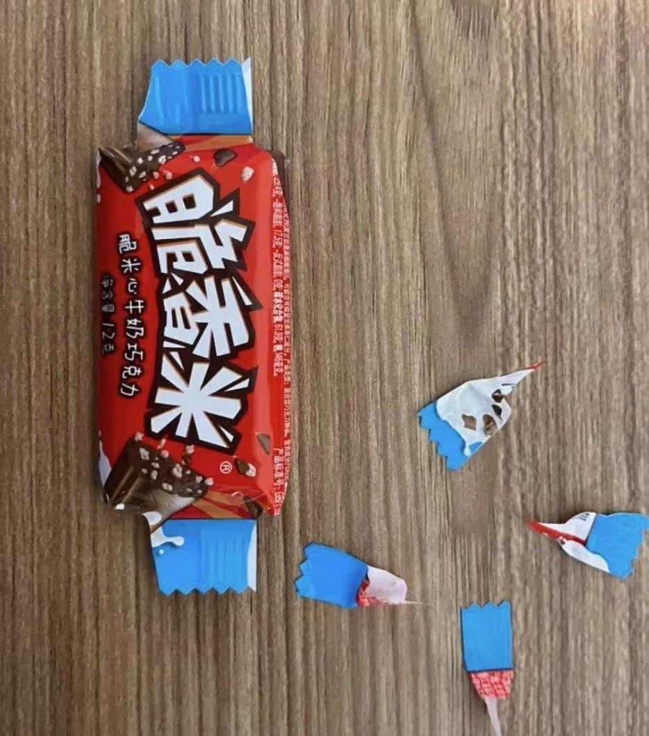 Tương tự như gói sốt ở trên, cảnh tượng này khiến nhiều người ức chế. Với những người kiên trì thì chỉ cần gói kẹo còn răng cưa là còn cơ hội. Tuy nhiên, bạn đã hình dung đến trường hợp cắn đến răng cưa cuối cùng vẫn không rách?