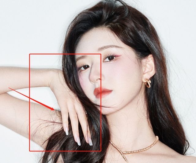 Ngón tay bị kéo dài quá lộ liễu của Triệu Lộ Tư.