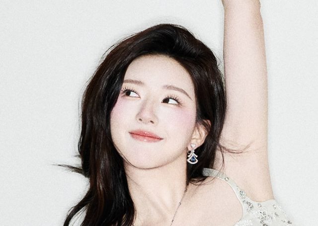 Gương mặt bị photoshop quá đà khiến Triệu Lộ Tư giờ giống Cúc Tịnh Y.