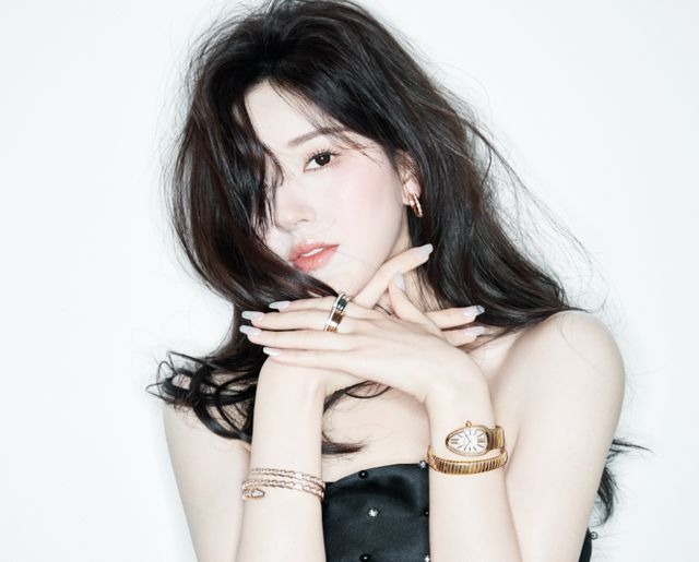 Triệu Lộ Tư bị chê 'phèn' trên bìa tạp chí kết niên