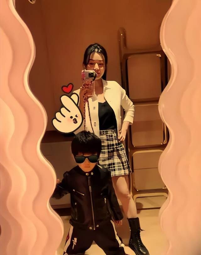 Bé Tiểu Tinh Tinh được nhận xét là có ngoại hình giống bố như lột.