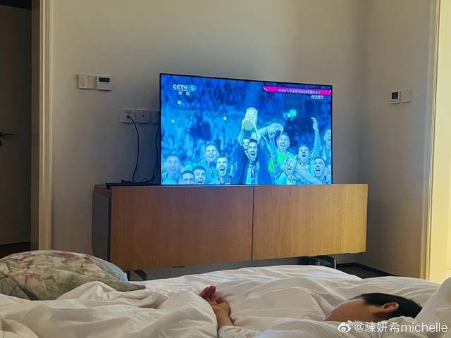 Gia đình Trần Nghiên Hy cùng xem chung kết World Cup.