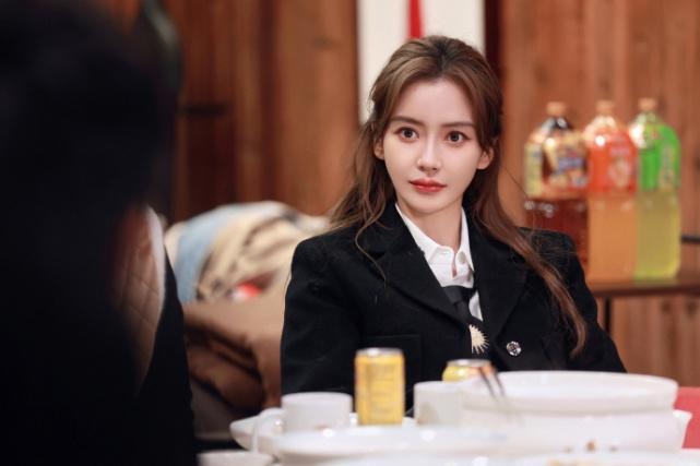 Người đẹp có chút cô đơn trong khi một mình vào dịp này.