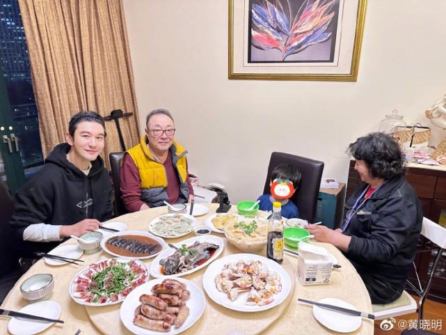 Cậu bé được cả già đình vô cùng cưng chiều.