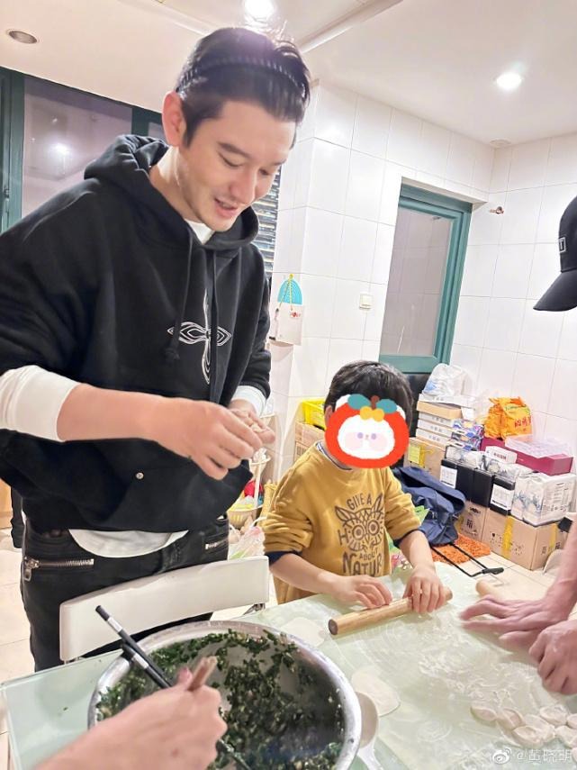 Tiểu Bọt Biển cùng ông bà nội và bố làm bánh trong dịp đông chí.