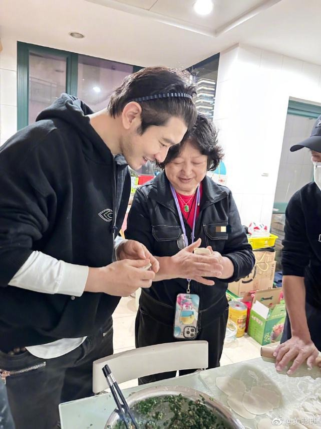 Huỳnh Hiểu Minh đoàn tụ cùng con trai, Angela Baby cô đơn - Ảnh 2 Huỳnh Hiểu Minh đoàn tụ cùng con trai, Angela Baby cô đơn - Ảnh 2