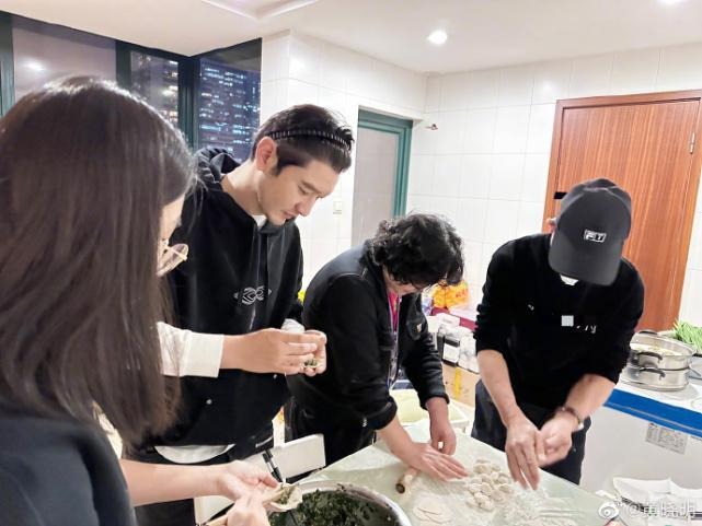 Huỳnh Hiểu Minh đoàn tụ cùng con trai, Angela Baby cô đơn - Ảnh 1 Huỳnh Hiểu Minh đoàn tụ cùng con trai, Angela Baby cô đơn - Ảnh 1