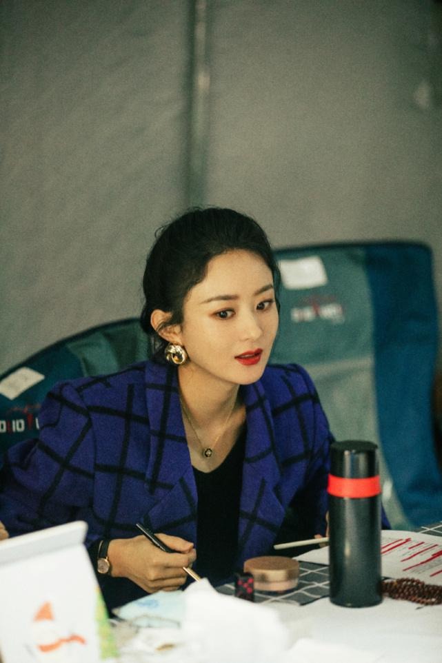 Triệu Lệ Dĩnh hăm hở xắn tay làm bánh, fan đau thắt lòng khi soi ra chi tiết bất thường - Ảnh 1