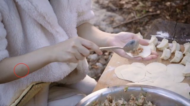 Đây có lẽ là dấu vết để lại trong quá trình quay phim.