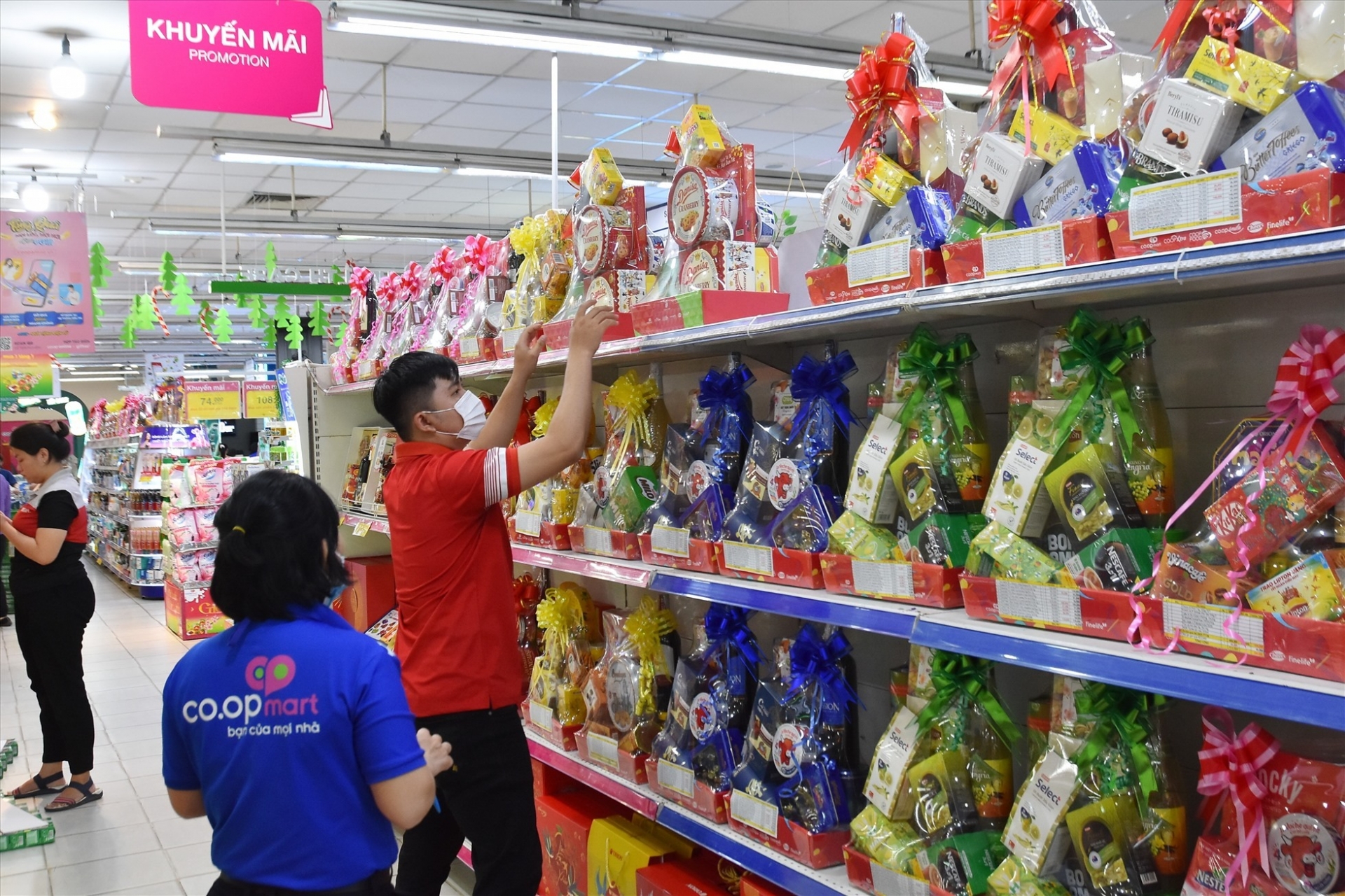 Các hệ thống siêu thị năm nay cũng tập trung kích cầu người tiêu dùng bằng các hộp quà với mức giá vừa 'túi tiền'. Ảnh: Báo Lao Động