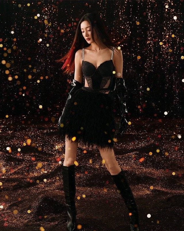 Màu đen huyền bí, Dương Mịch mang khí chất của một nữ thần, đầy quyền lực mà không kém phần gợi cảm.