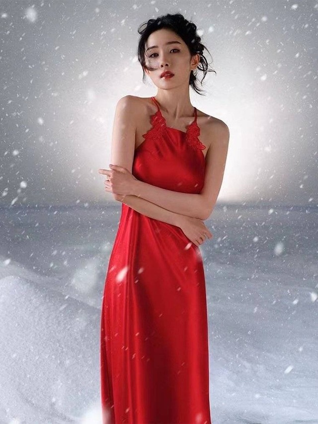 Nhờ vóc dáng mình hạc xương mai mà Dương Mịch rất gợi cảm trong bộ váy ngủ này.