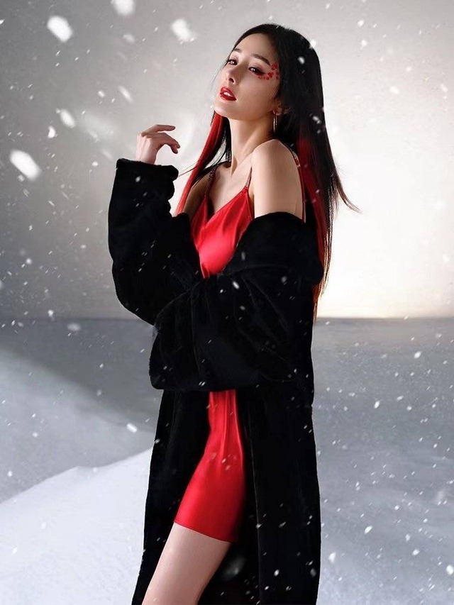 Trang phục nửa kín nửa nở cùng lớp make up khiến Dương Mịch toát lên vẻ tà mị.