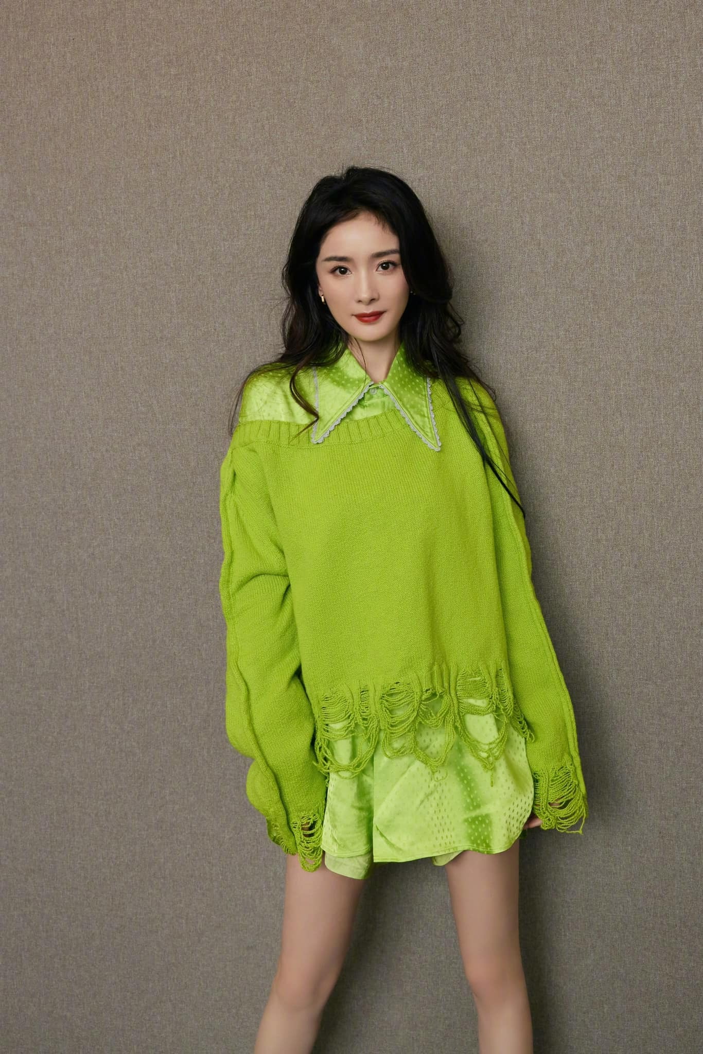 Dương Mịch trẻ trung, tràn ngập hơi thở thanh xuân với out fit xanh lét này.