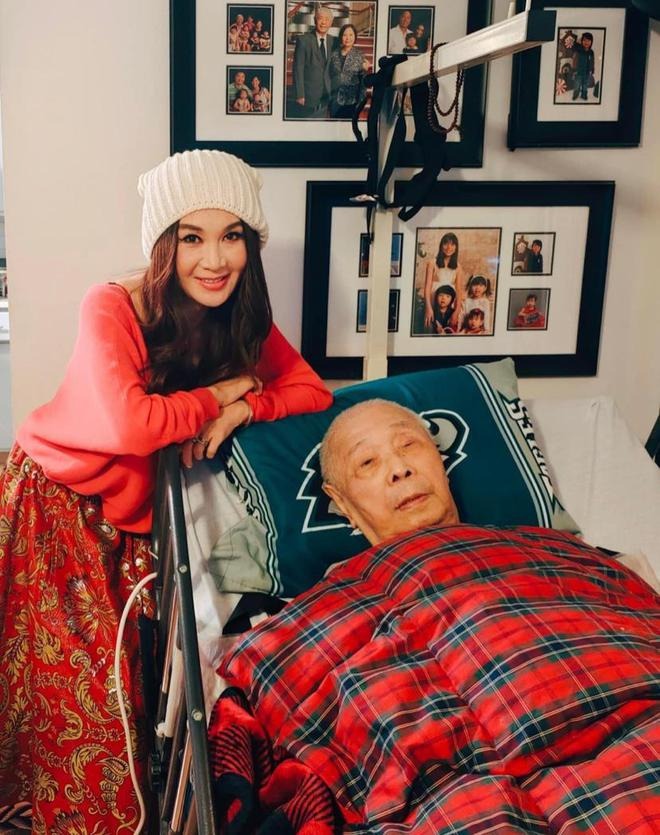 Bố chồng Ôn Bích Hà rất vui khi gặp lại con trai và con dâu.