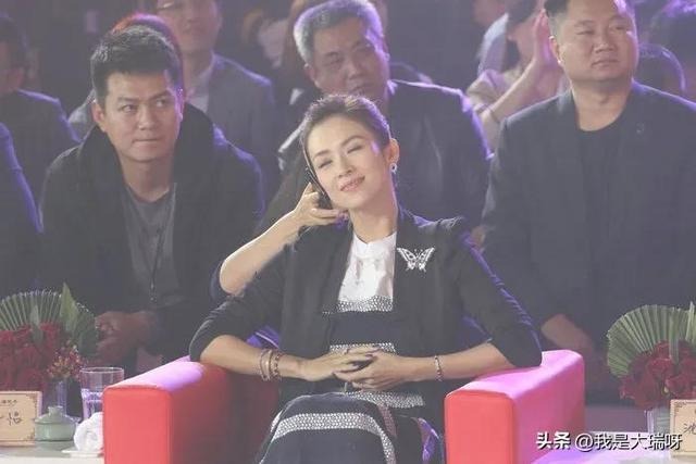 Chương Tử Di để trợ lý cầm điện thoại giúp.