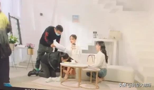 Một ngôi sao nữ cũng để trợ lý quỳ thay giày.