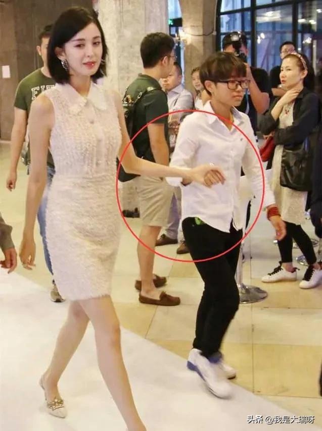 Cổ Lực Na Trát được trợ lý dìu bước đi.