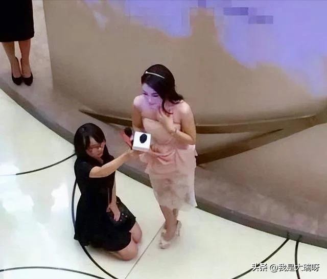 Tần Lam để trợ lý quỳ cầm mic.