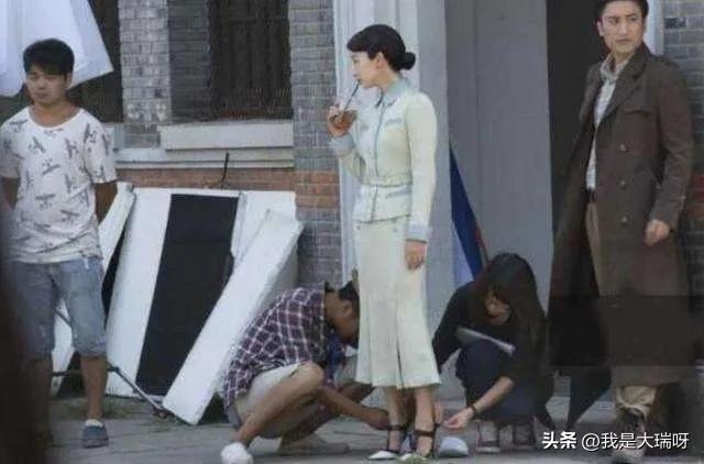 Để trợ lý quỳ tháo giày thay tất, Triệu Lộ Tư làm Cnet dậy sóng - Ảnh 1 Để trợ lý quỳ tháo giày thay tất, Triệu Lộ Tư làm Cnet dậy sóng - Ảnh 1