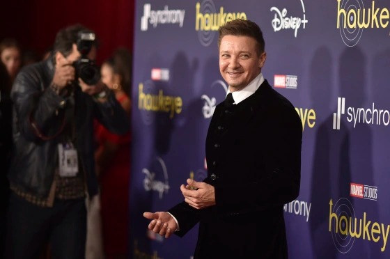 Quản lý xác nhận Jeremy Renner bị trọng thương sau khi cào tuyết tại nhà riêng.
