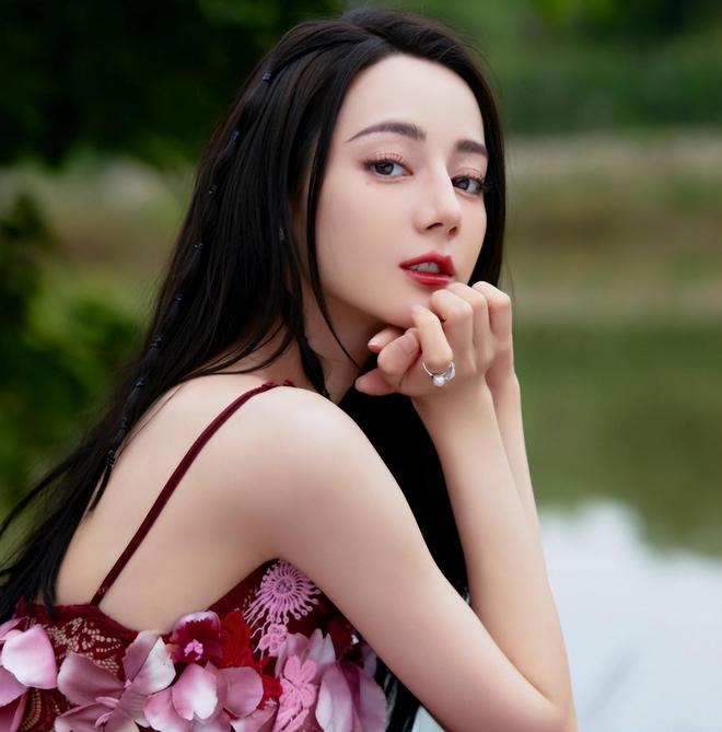 Địch Lệ Nhiệt Ba dùng pháp luật bác tin đồn mang thai, CDM lại soi ra sơ hở - Ảnh 3 Địch Lệ Nhiệt Ba dùng pháp luật bác tin đồn mang thai, CDM lại soi ra sơ hở - Ảnh 3