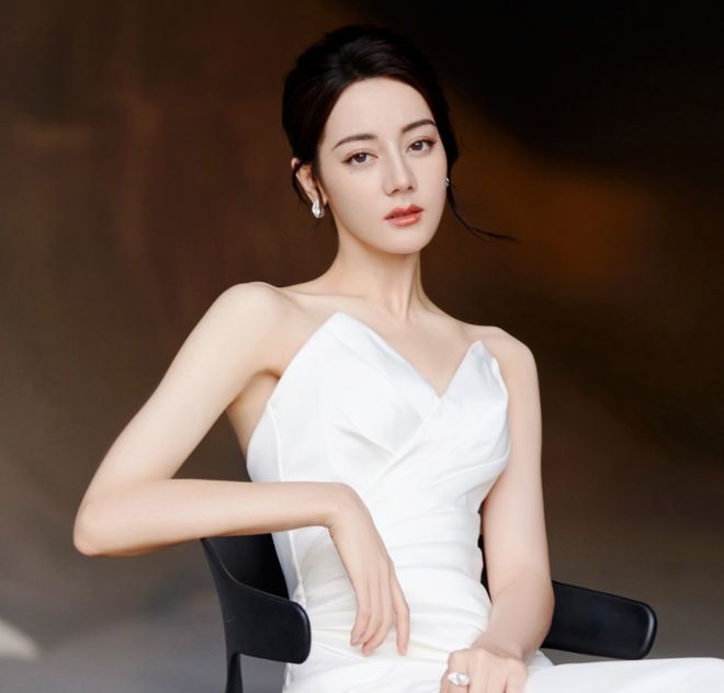 Địch Lệ Nhiệt Ba dùng pháp luật bác tin đồn mang thai, CDM lại soi ra sơ hở - Ảnh 2 Địch Lệ Nhiệt Ba dùng pháp luật bác tin đồn mang thai, CDM lại soi ra sơ hở - Ảnh 2