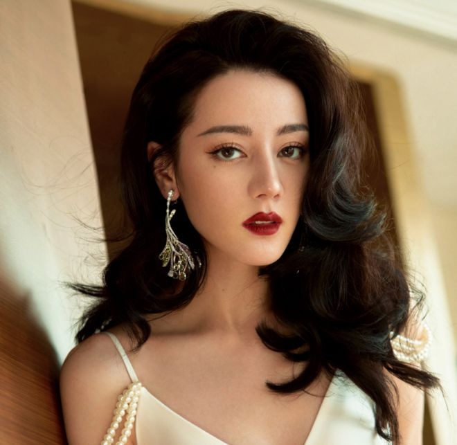 Địch Lệ Nhiệt Ba dùng pháp luật bác tin đồn mang thai, CDM lại soi ra sơ hở - Ảnh 1 Địch Lệ Nhiệt Ba dùng pháp luật bác tin đồn mang thai, CDM lại soi ra sơ hở - Ảnh 1