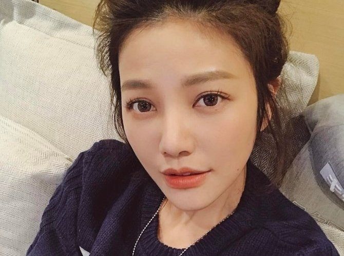 Lure từng chia sẻ bí quyết giữ sắc đẹp của mình là uống nhiều nước, ăn nhiều rau quả, không ăn thịt, tập thể dục và chống nắng.