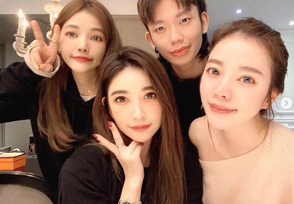 Cả 3 chị em gái nhà Hsu đều hack tuổi đẳng cấp.